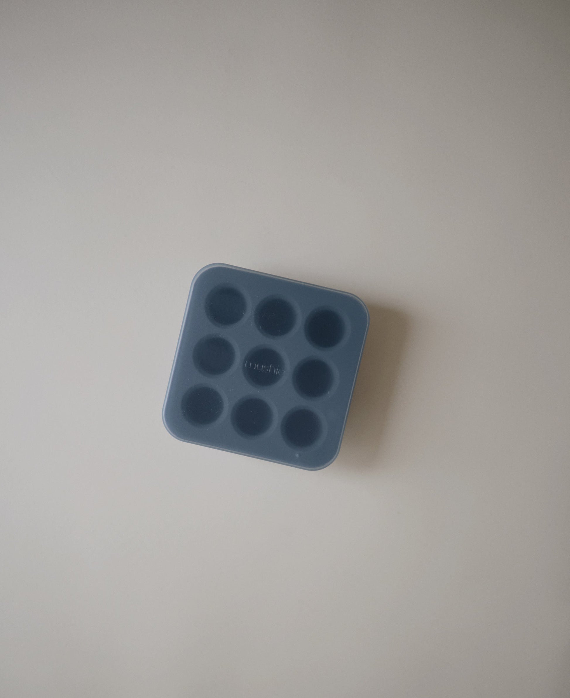 Sfeerfoto van diverse mushie diepvriesbakjes 