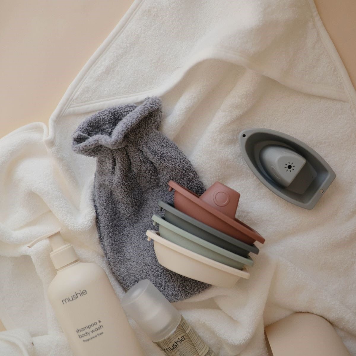 sfeerbeeld van badbootjes uit cadeaupakket van mushie