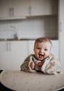 sfeerfoto van baby met mushie lange mouwen slab