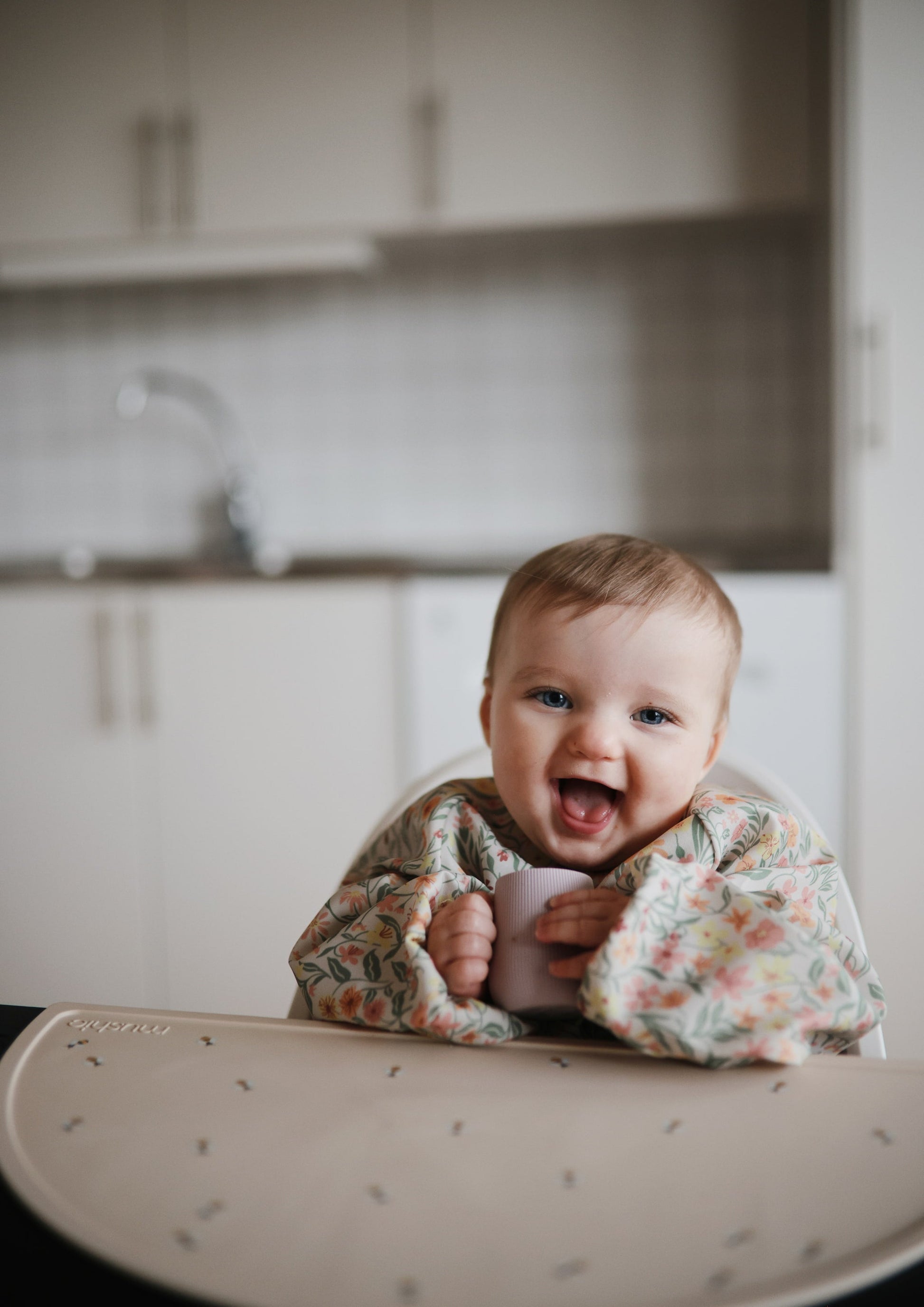 sfeerfoto van baby met mushie lange mouwen slab