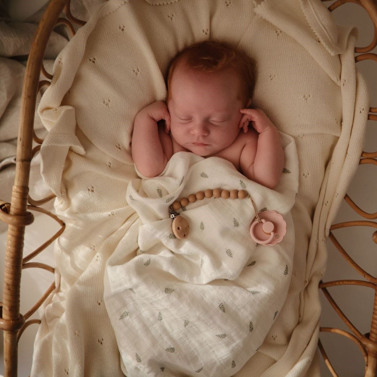 Mushie speenkoord in zachte taupe kleur als praktisch baby cadeau