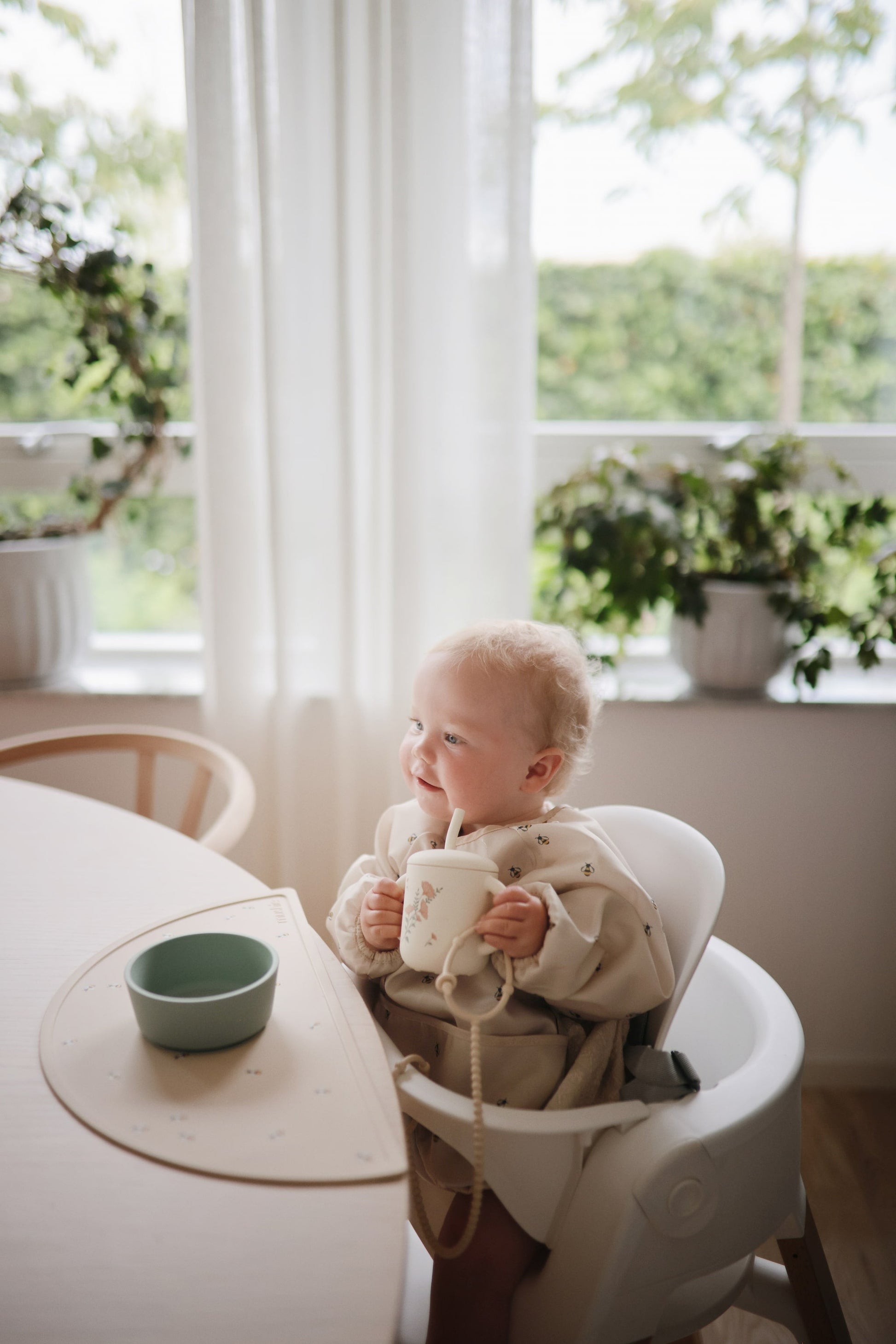 baby drinkt zelfstandig met mushie drinkbeker 