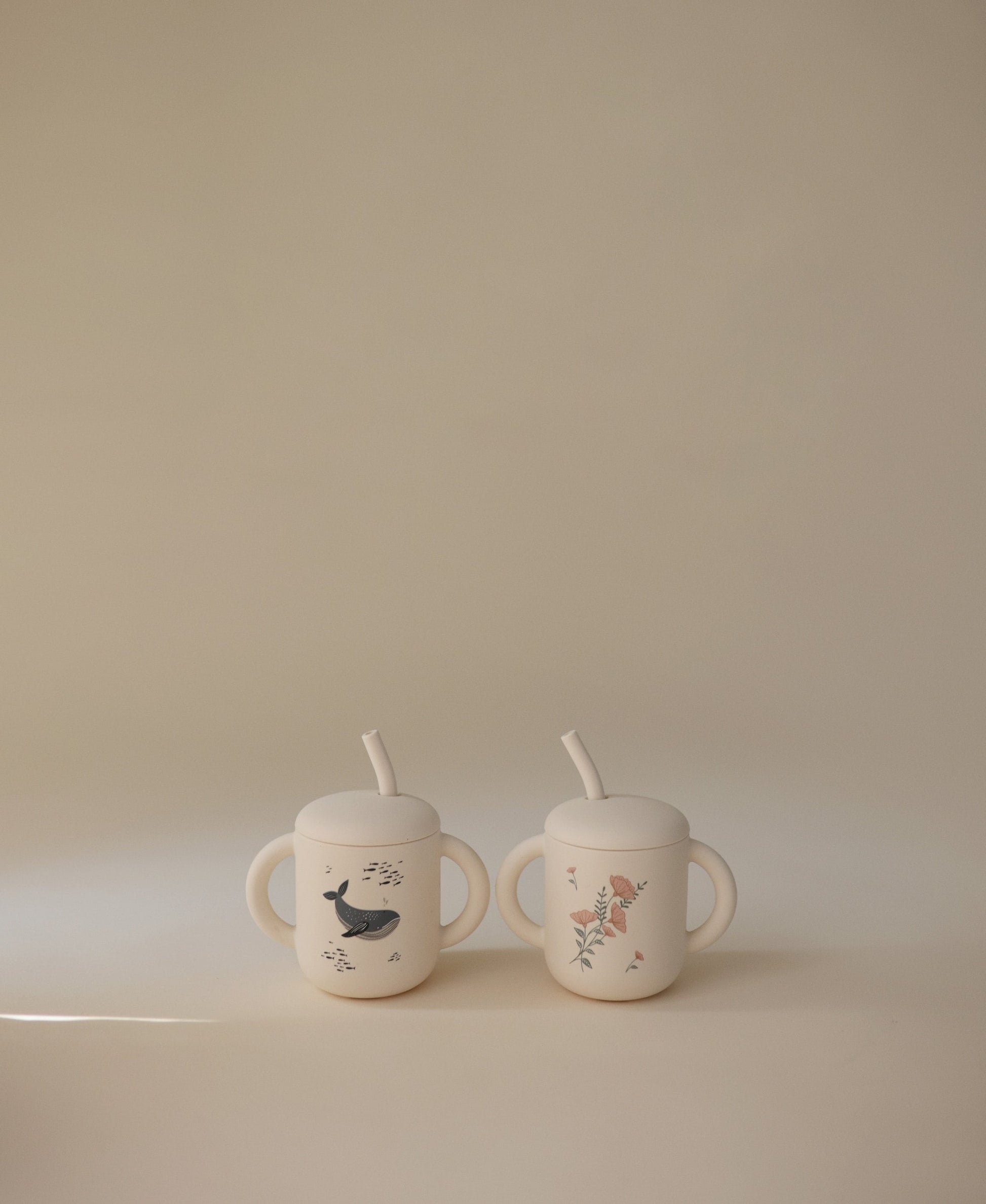 trainingsbeker voor baby in whale en flower van het merk mushie