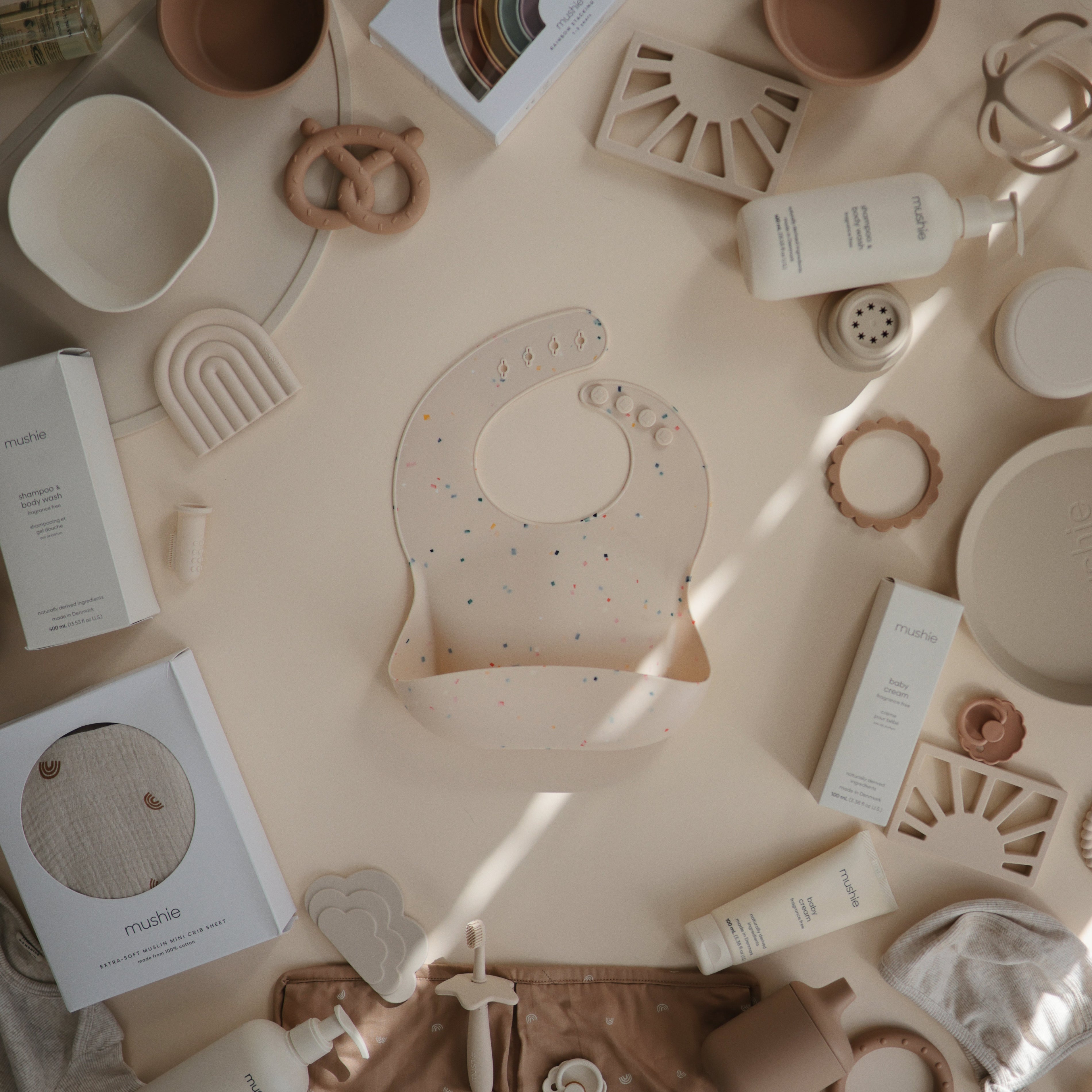 siliconen confetti print slab van mushie met andere producten erbij