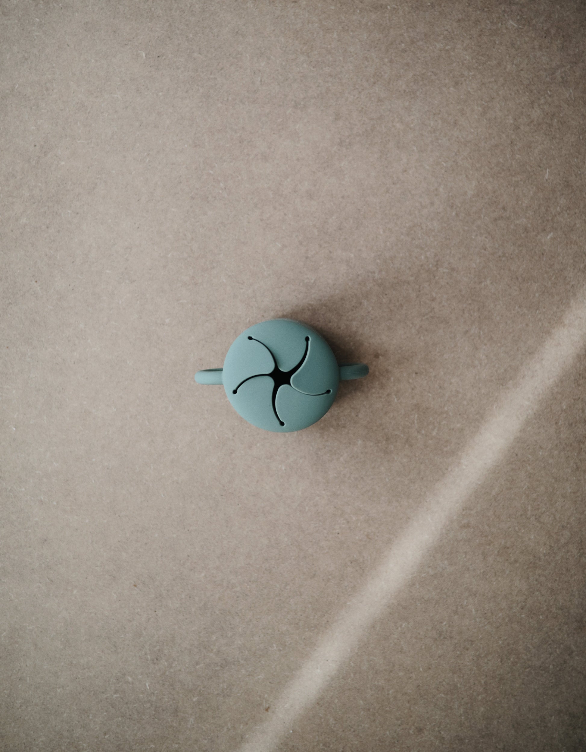 bovenaanzicht van siliconen snack beker van mushie