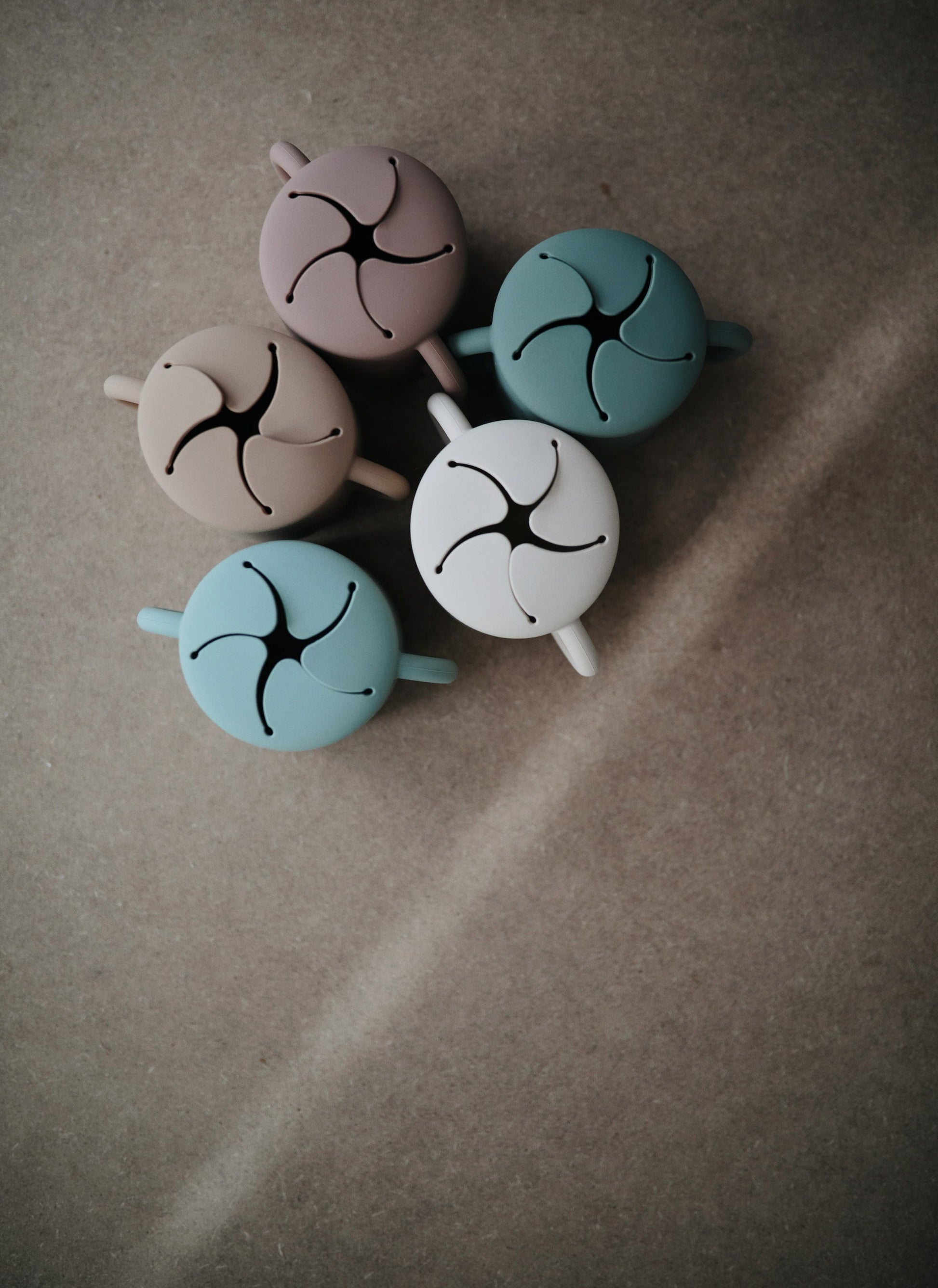 mushie snackbekers in verschillende kleuren