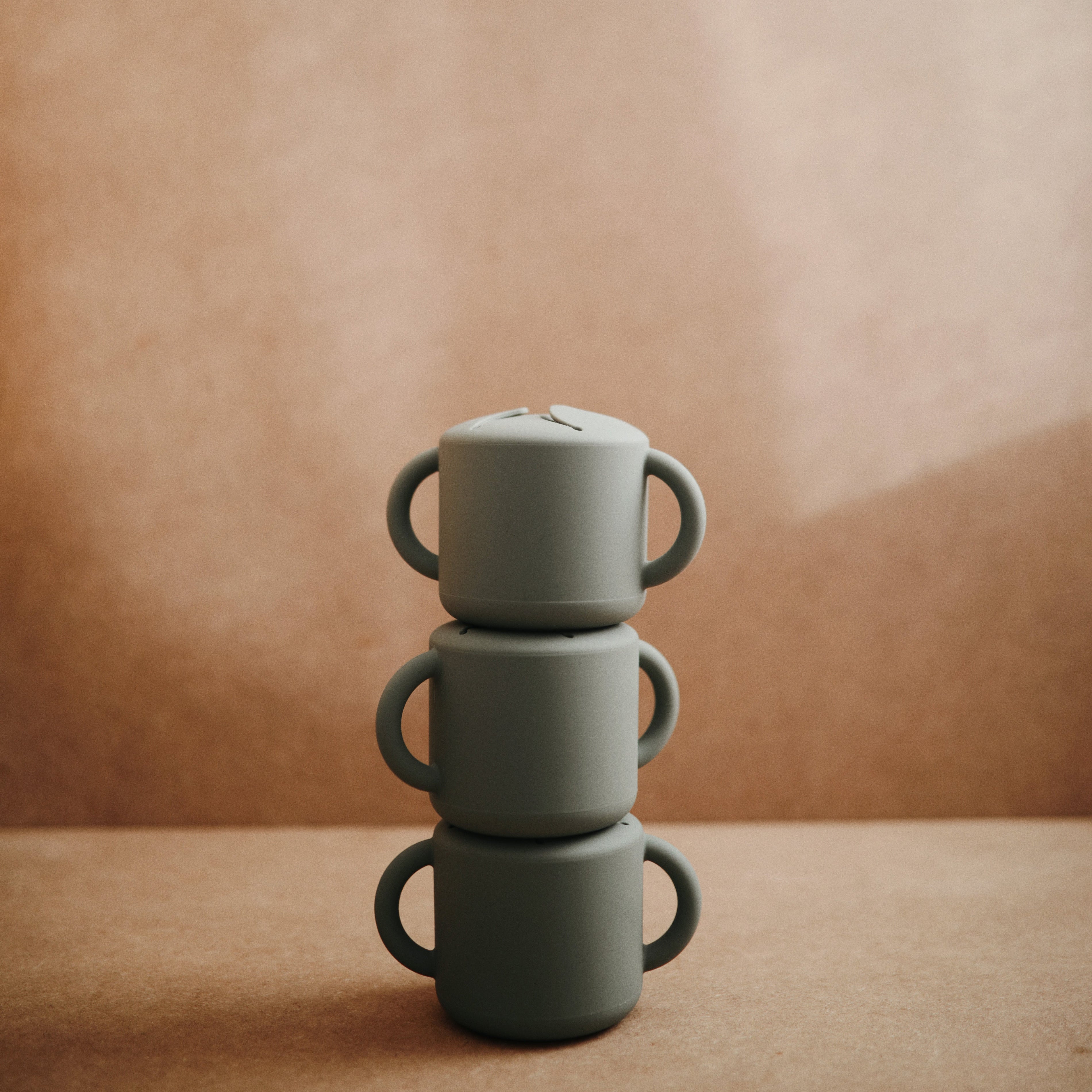 stapel mushie snackbekers in de kleur dried thyme