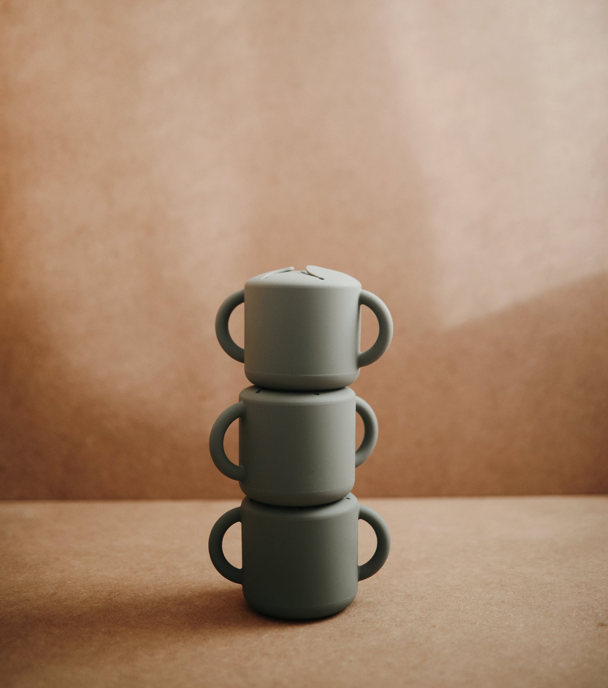 stapel mushie snackbekers in de kleur dried thyme