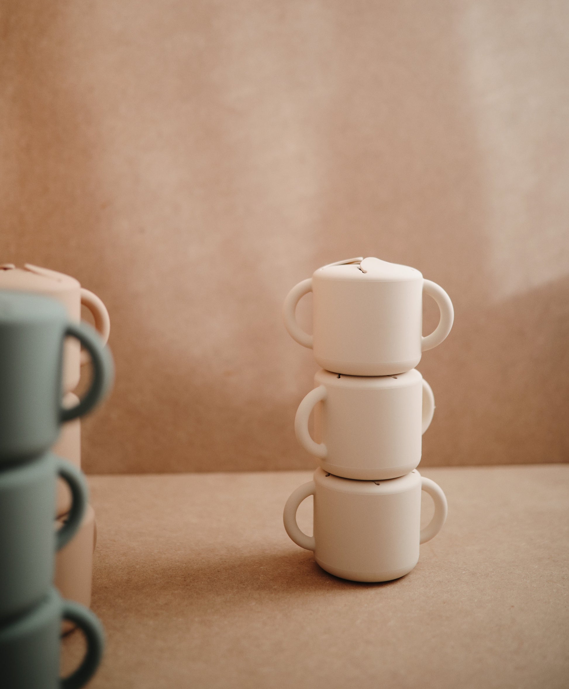 siliconen snack cup van mushie met flexibele bovenkant