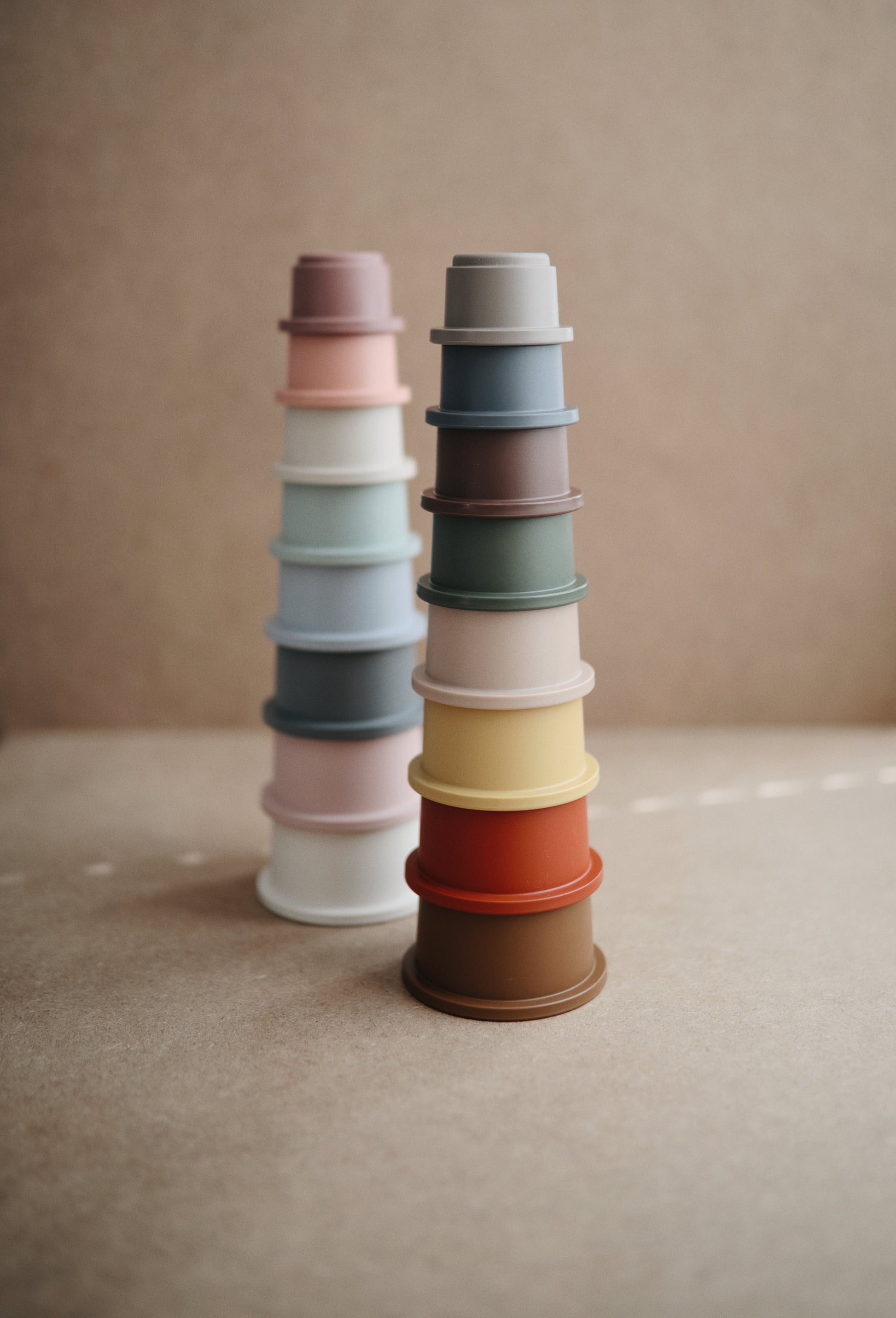 twee kleuren van de mushie stacking cups 