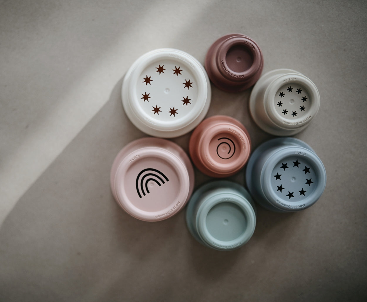 mushie stapelbekers met vormpjes voor buiten en binnen