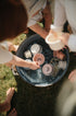 kinderen die spelen met mushie stapelbekers in water