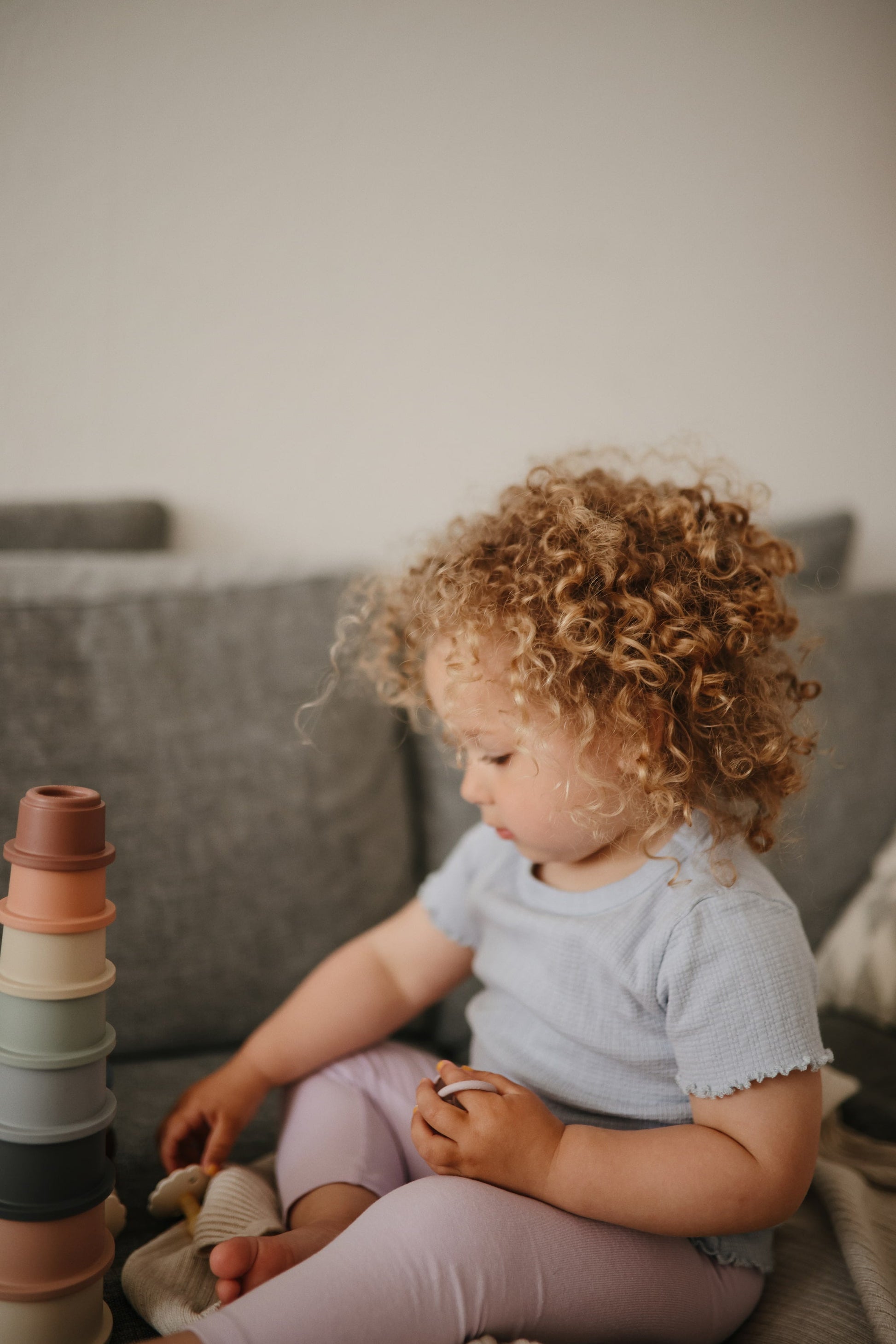 meisje stapelt stackingcups van mushie tot toren