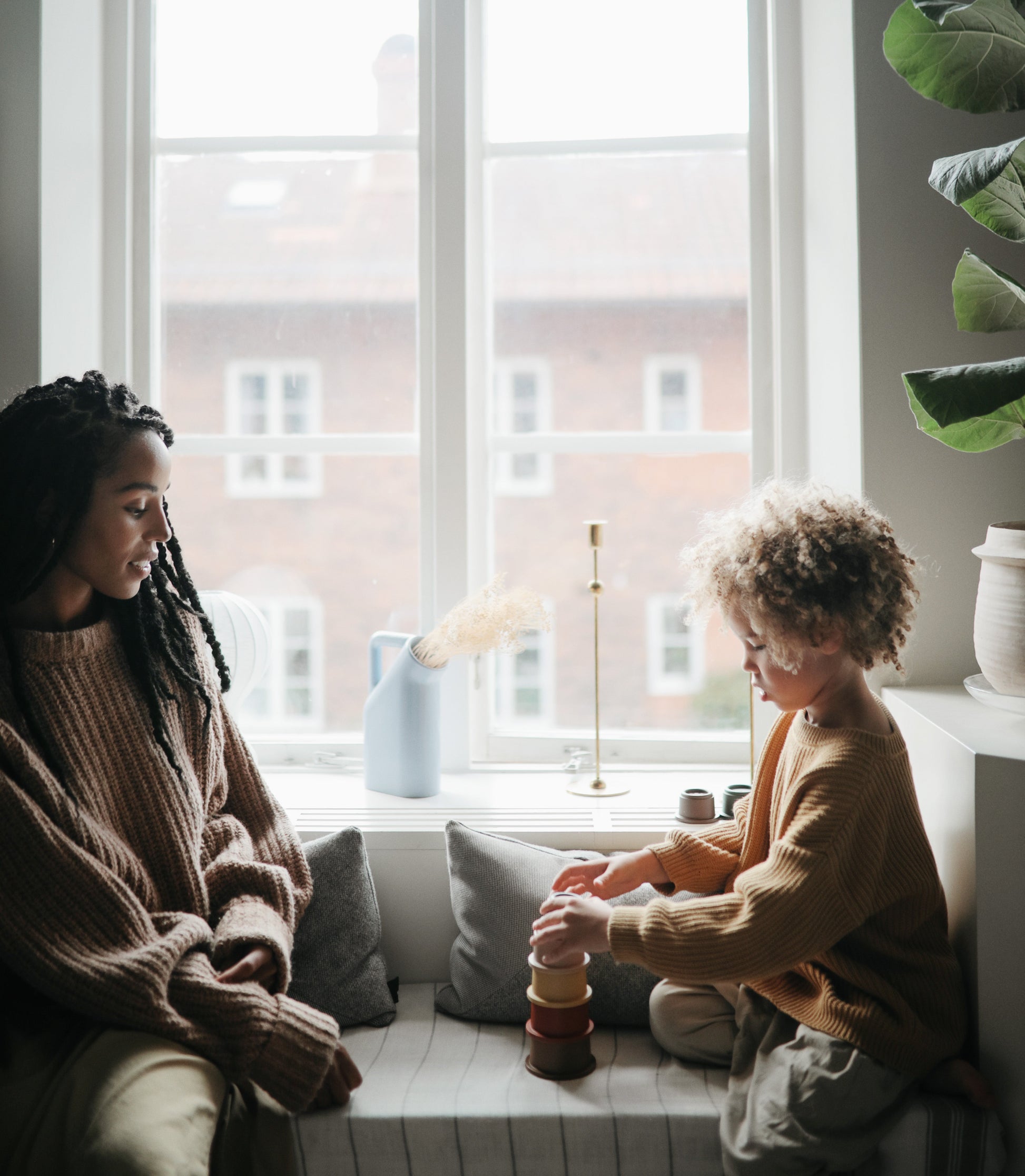 kind stapelt mushie stackingcups tot hoge toren