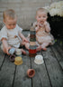 sfeerfoto van spelende baby's met de stapelbekers van mushie