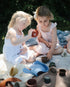 kinderen spelen met mushie stackingcups