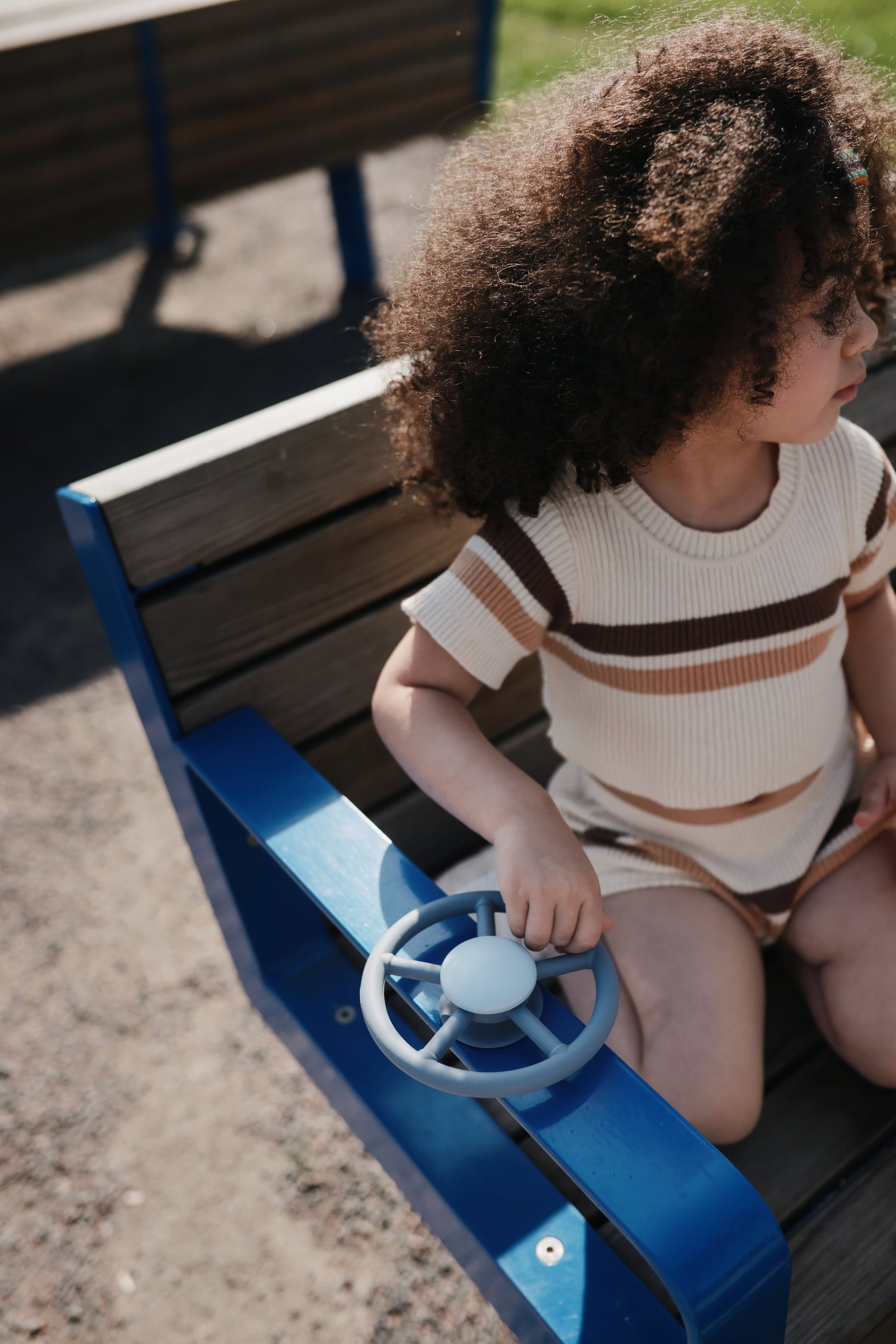 kindje met mushie spinner speelgoed 