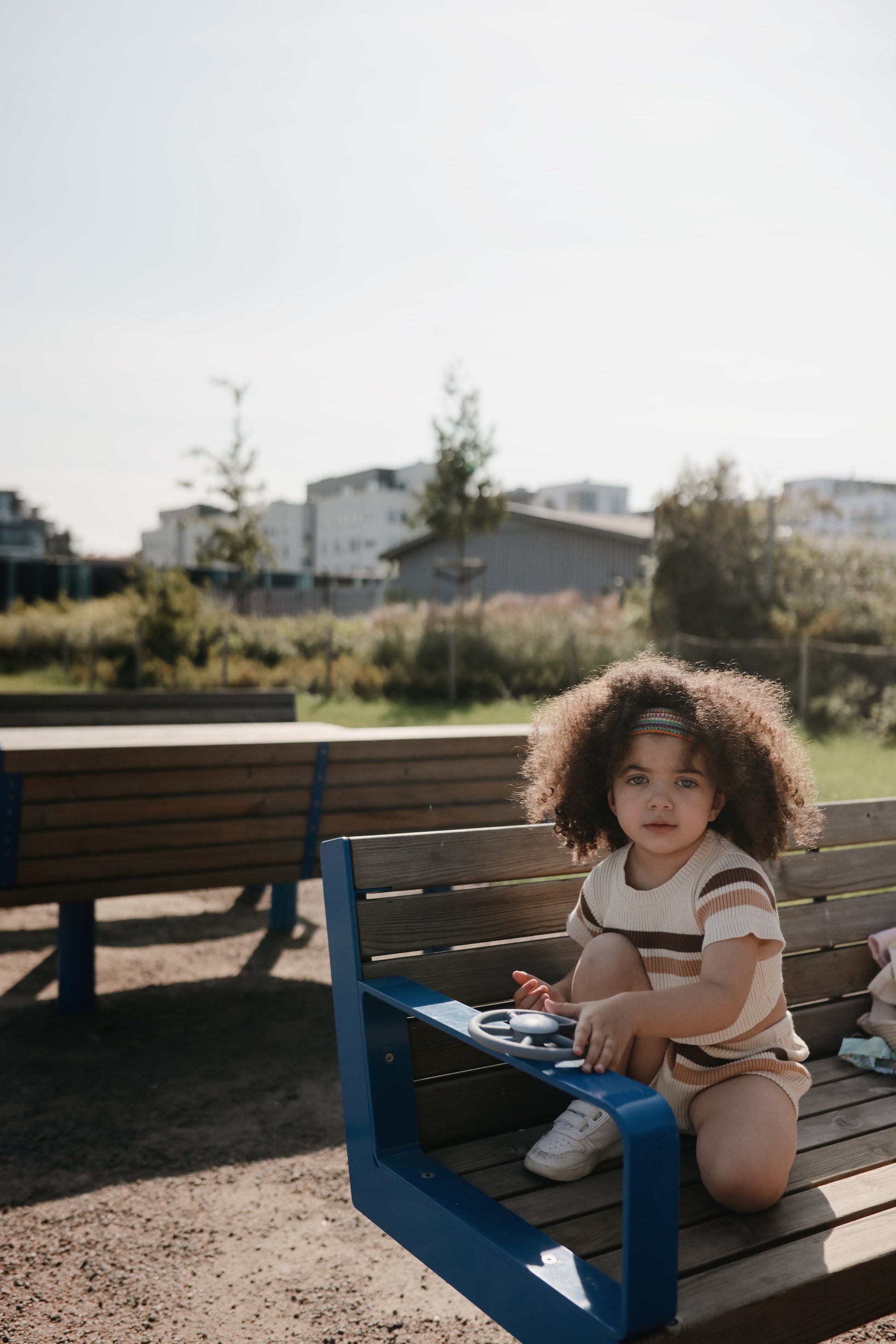 sfeerbeeld van een kind die speelt met mushie spinner op bankje