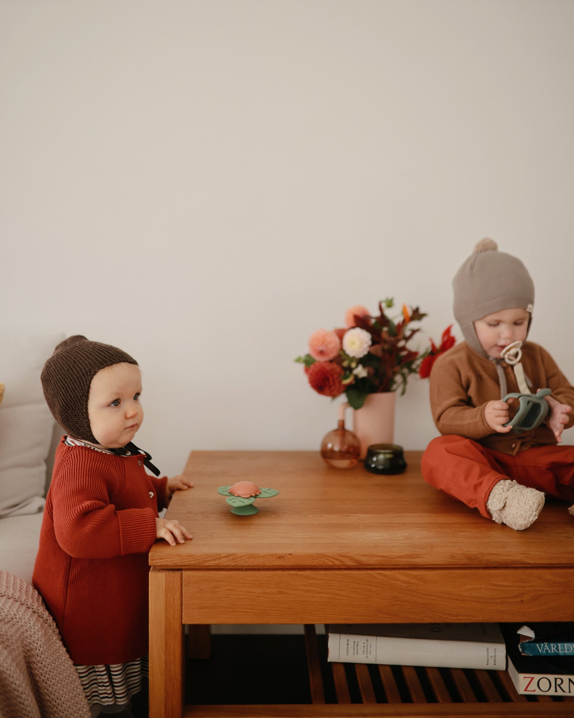 kindje speelt met spinner speelgoed van mushi