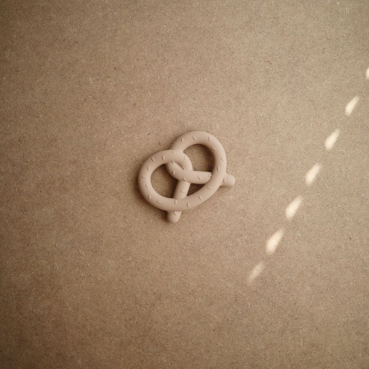 pretzel siliconen bijtring van het merk mushie