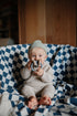 sfeerfoto van baby die op bijtring sabbelt, mushie