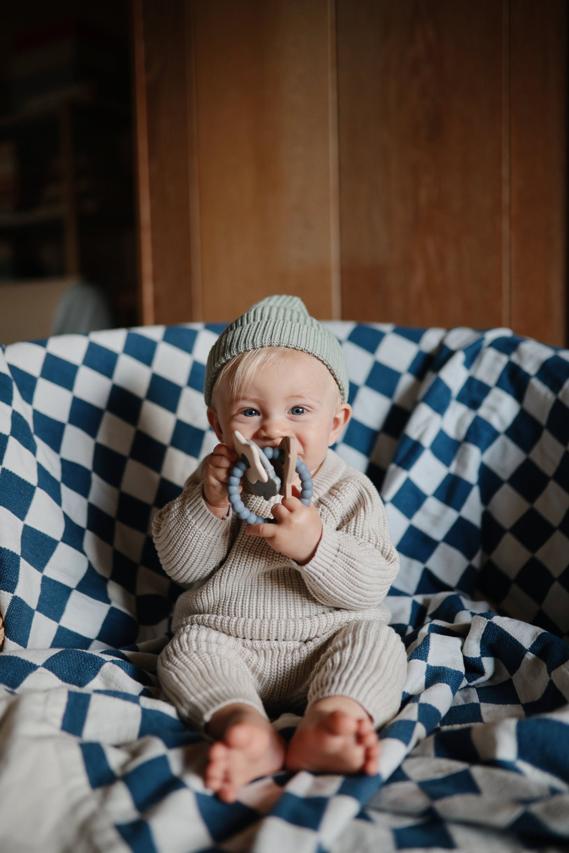 sfeerfoto van baby die op bijtring sabbelt, mushie