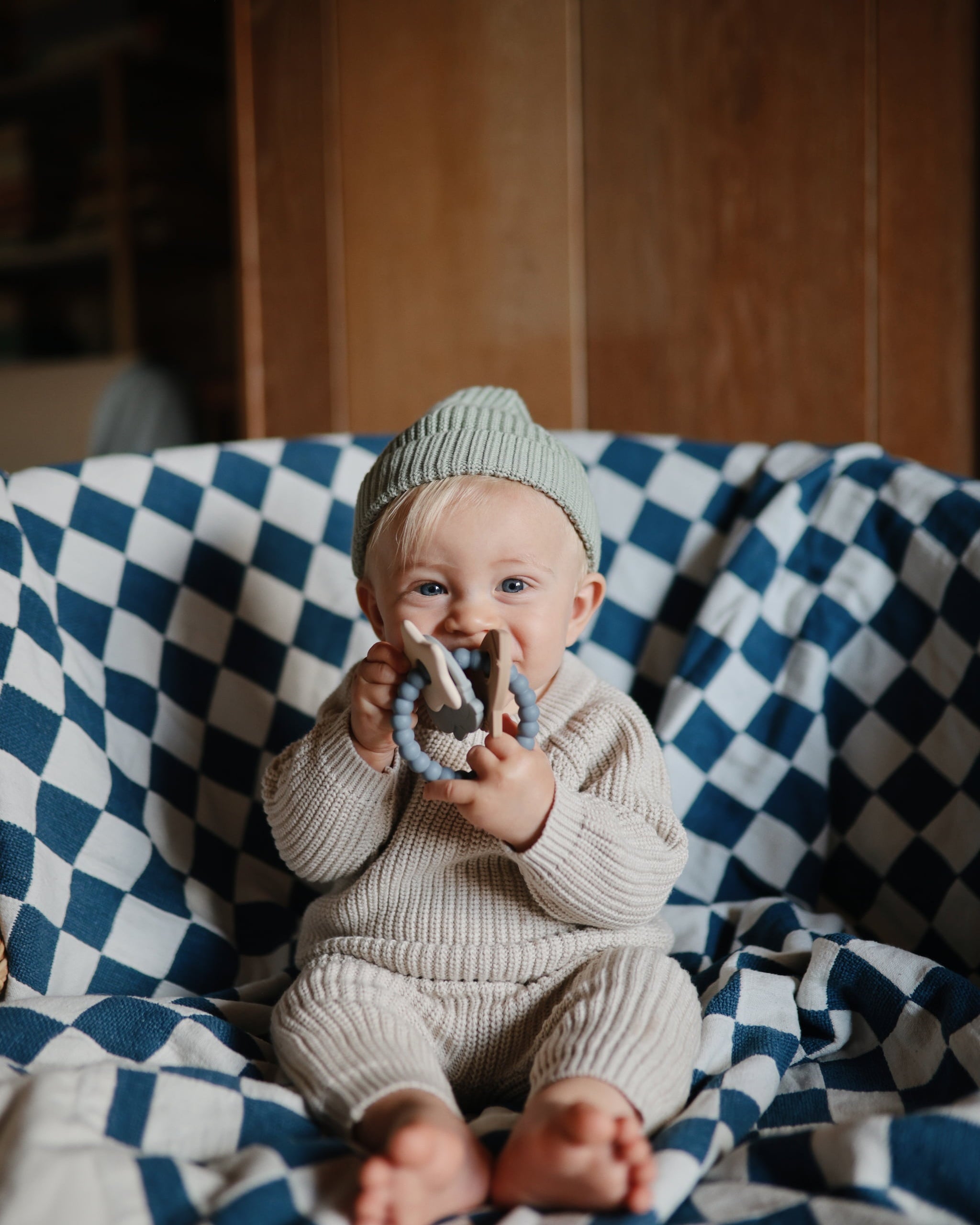 sfeerfoto van baby die op bijtring sabbelt, mushie
