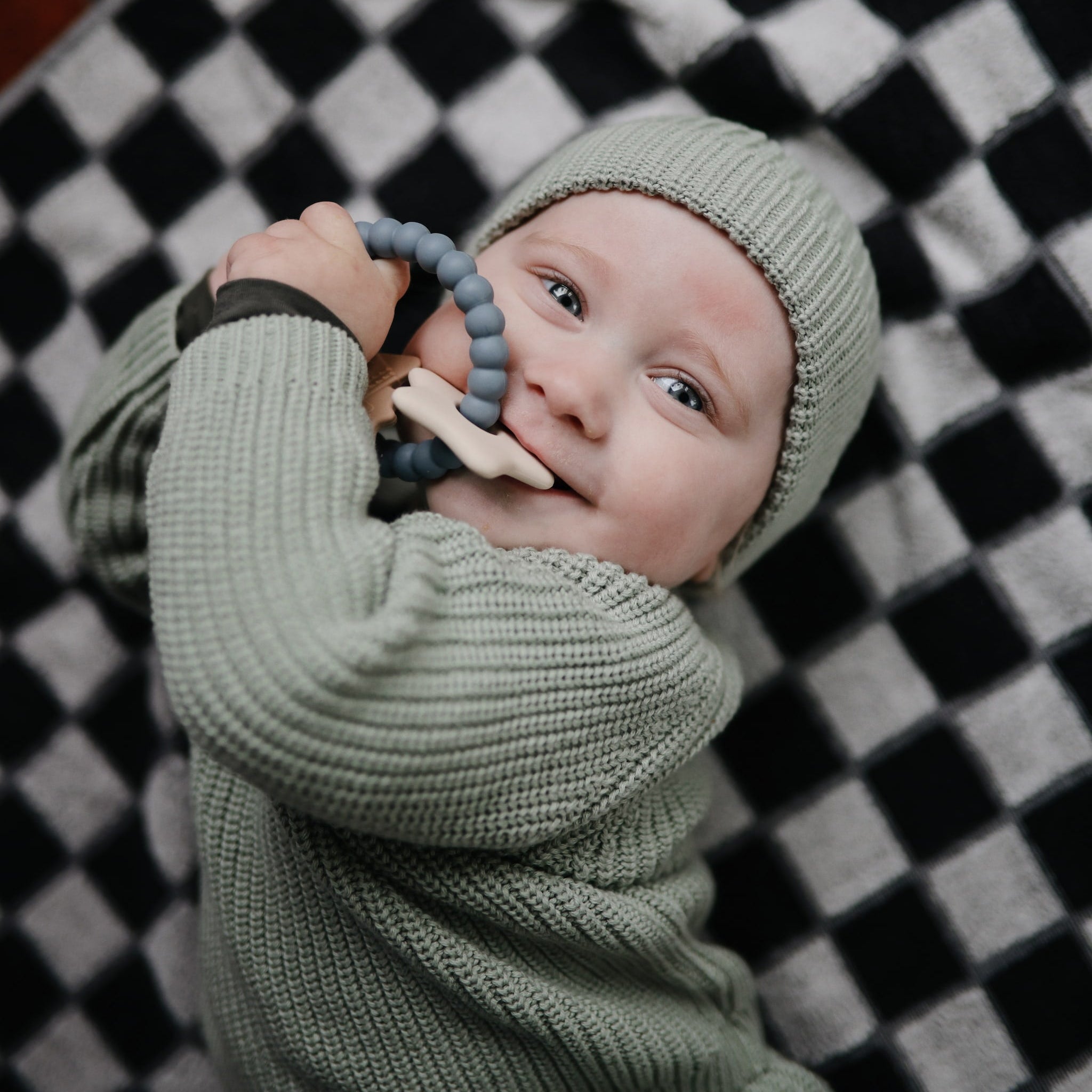 baby met ruimte bijtring van het merk mushie