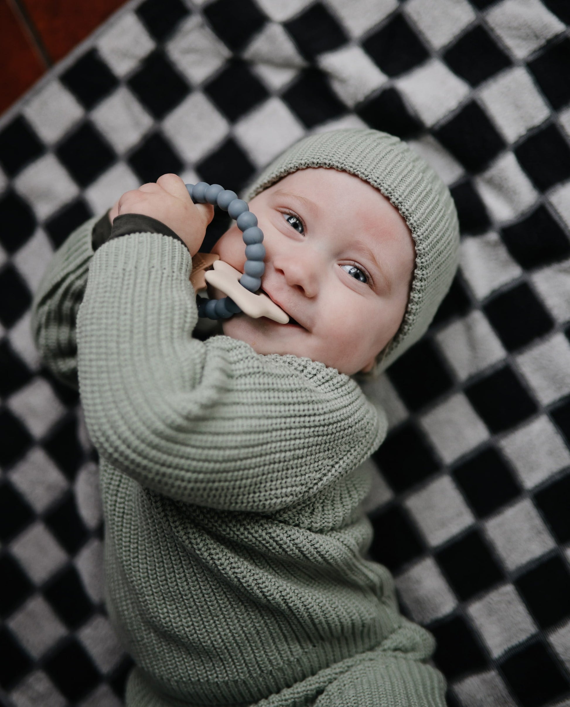 baby met ruimte bijtring van het merk mushie