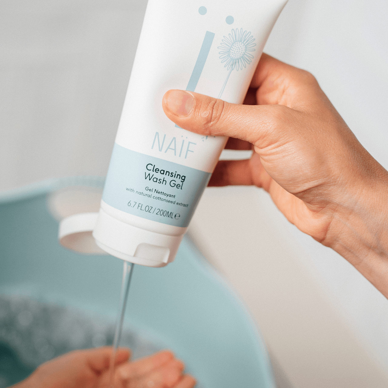 kindje in bad met naif baby producten