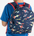 kind met mini kinderrugzak space age op rug