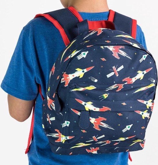 kind met mini kinderrugzak space age op rug
