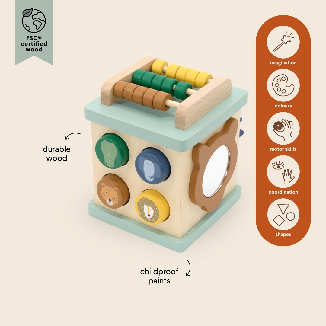 Kindje speelt met activiteitenkubus van trixie 