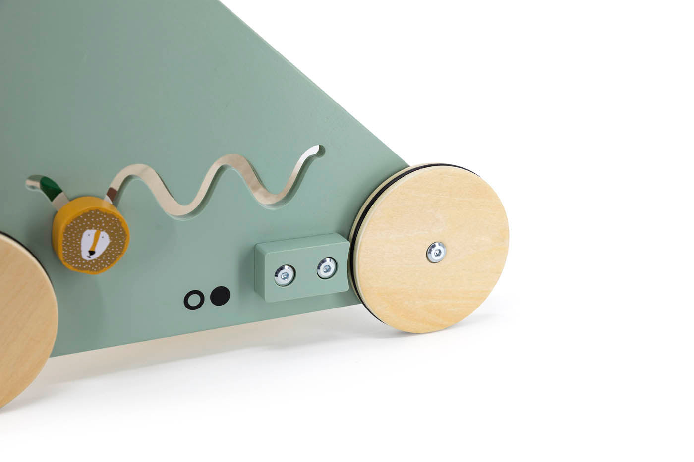 detail van FSC houten loopwagen van trixie 