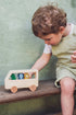 kind speelt met houten dieren bus van trixie 