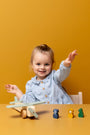 kind speelt met trixie houten dierenvliegtuig