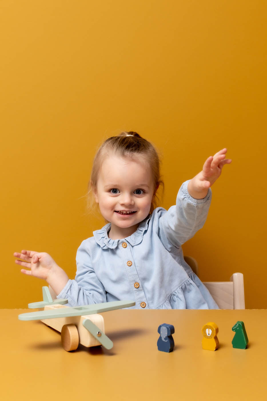 Kindje speelt met Trixie dierenvliegtuig 
