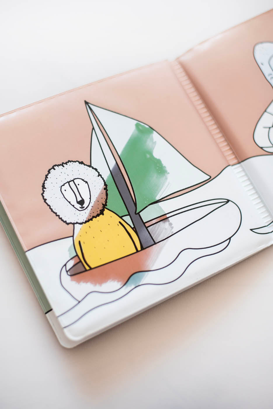 Mrs. Cat badkleurboek, foto van kleurverandering door water