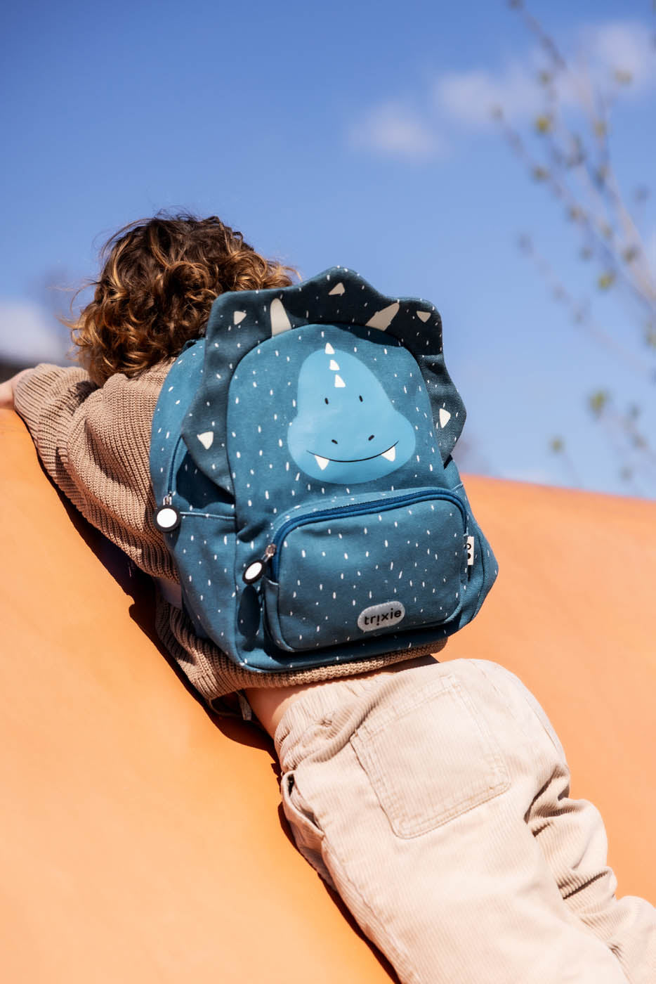 Rugzak Mr. Triceratops van Trixie in sfeerbeeld met kind