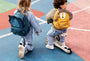 trixie rugzak mr triceratops onderweg naar school in sfeerbeeld