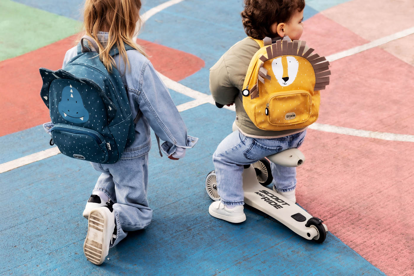 Trixie rugzak Mr. Triceratops sfeerbeeld  onderweg naar school