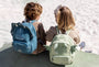 twee kinderen met trixie rugzak mr triceratops in sfeerbeeld