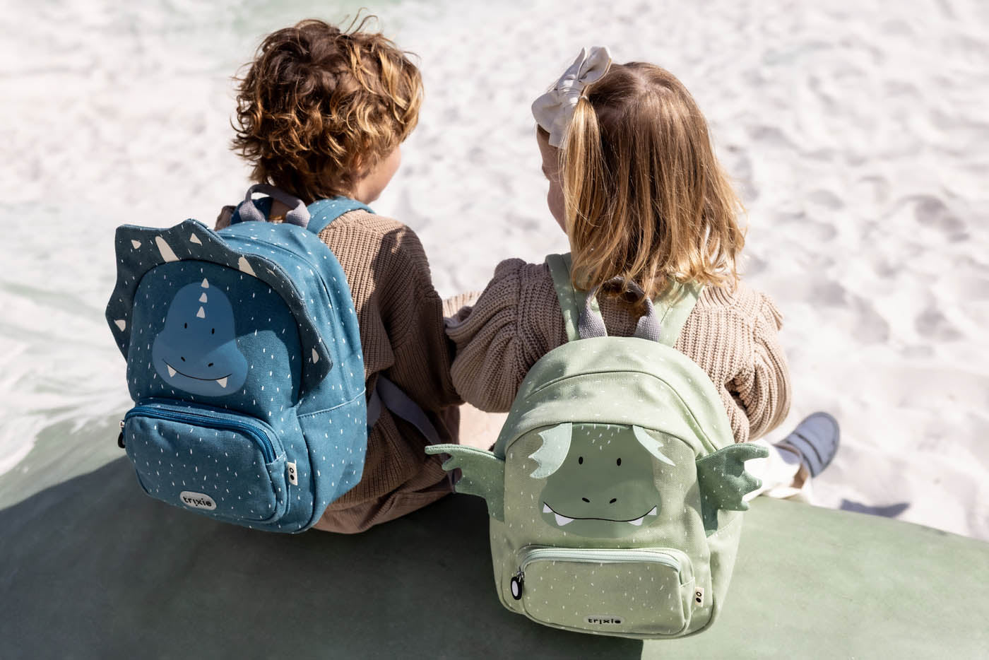 Rugzak Mr. Triceratops van Trixie in sfeerbeeld met twee kinderen