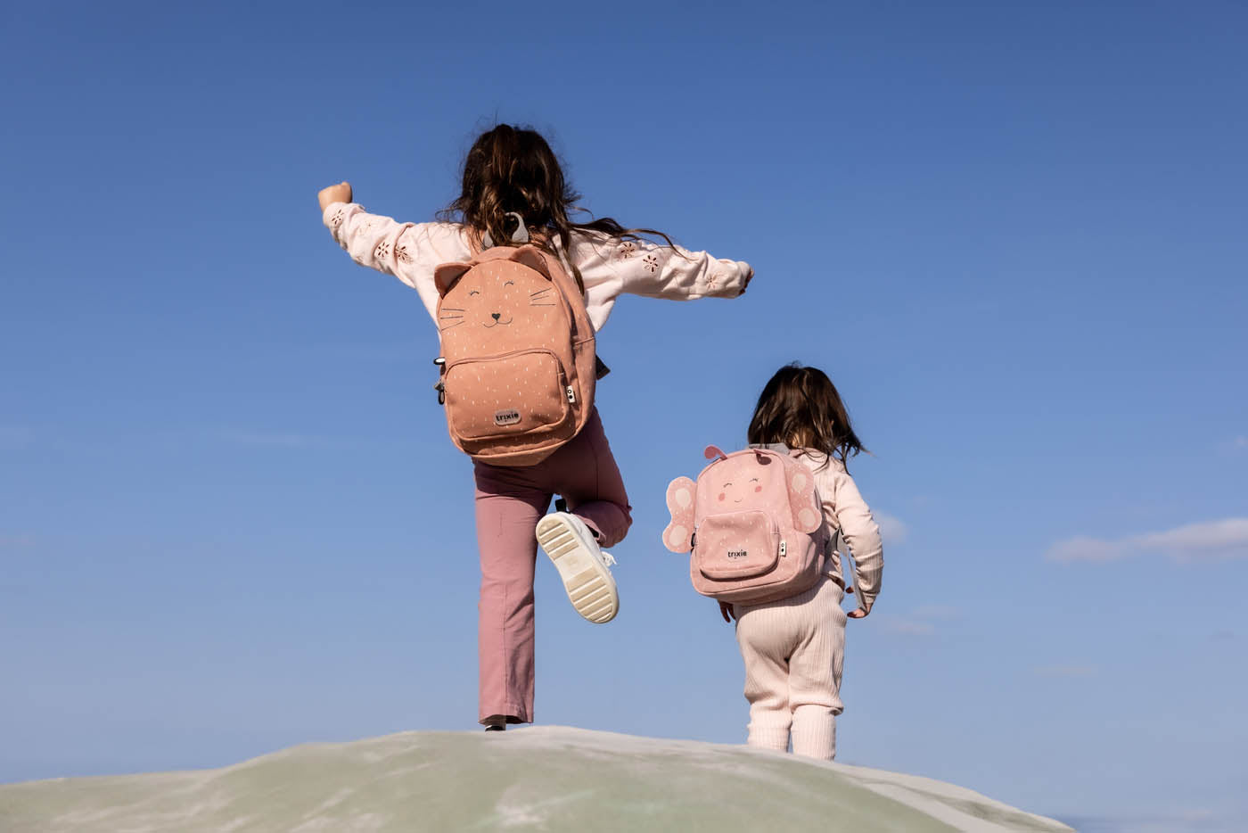 meerdere kinderen met trixie rugzakken in sfeerbeeld