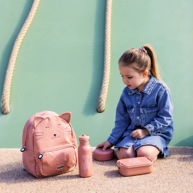 Sfeerbeeld: kindje met Trixie rugzak Mrs. Cat aan op weg naar school