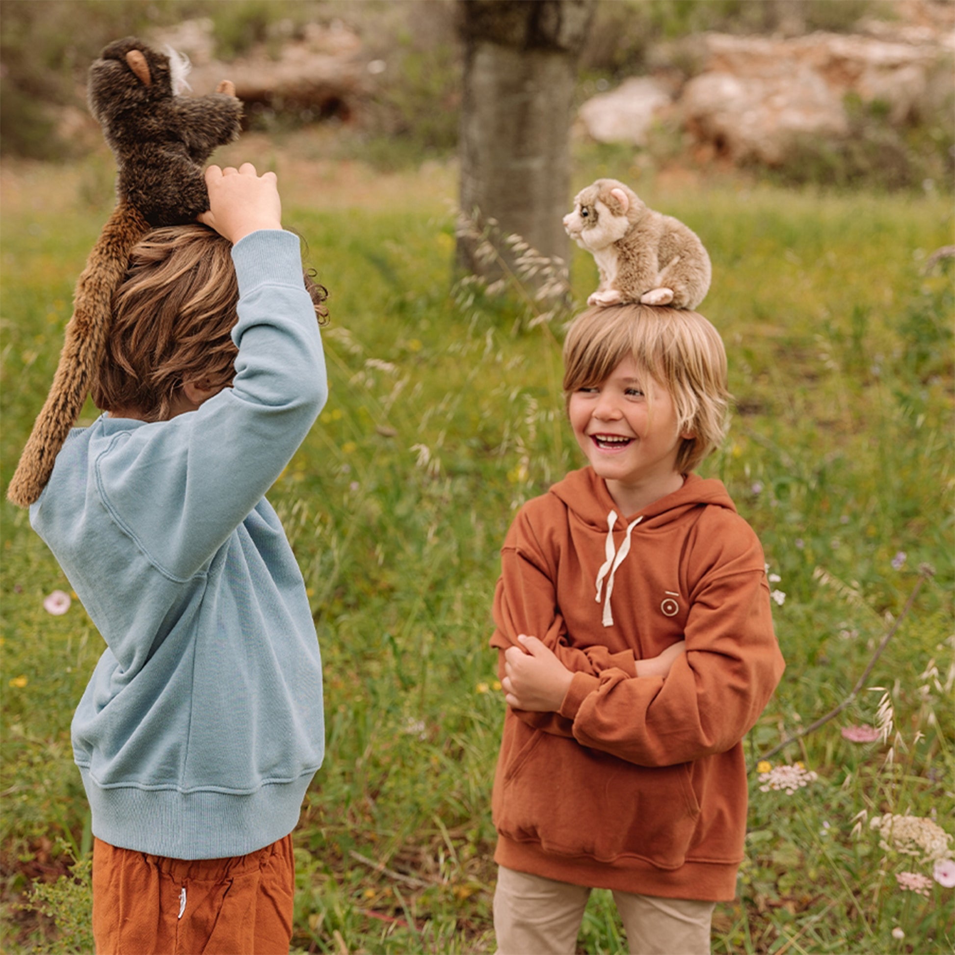 Zachte WWF knuffel aap waar twee kinderen mee spelen - sfeerbeeld
