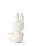 sfeerfoto van jongen met miffy off white en aviator blue