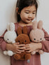 meisje knuffelt met diverse kleuren nijntjes 