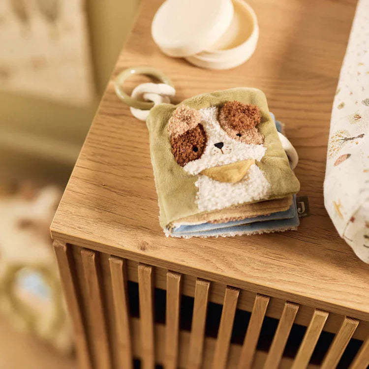 Activiteitenboekje Tiny Park van Jollein op commode