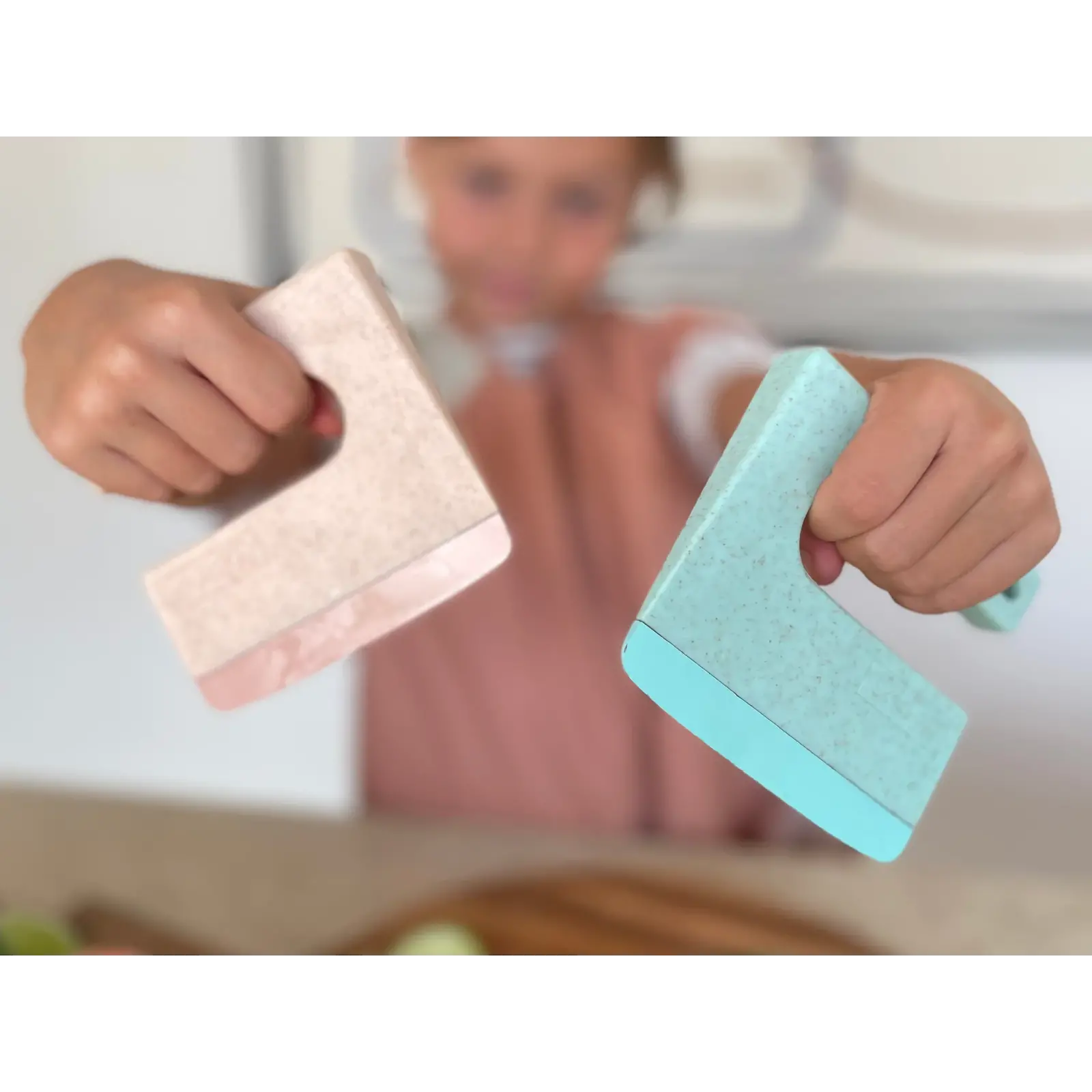 kind met veilig oefenmes voor kinderen vanaf 2 jaar